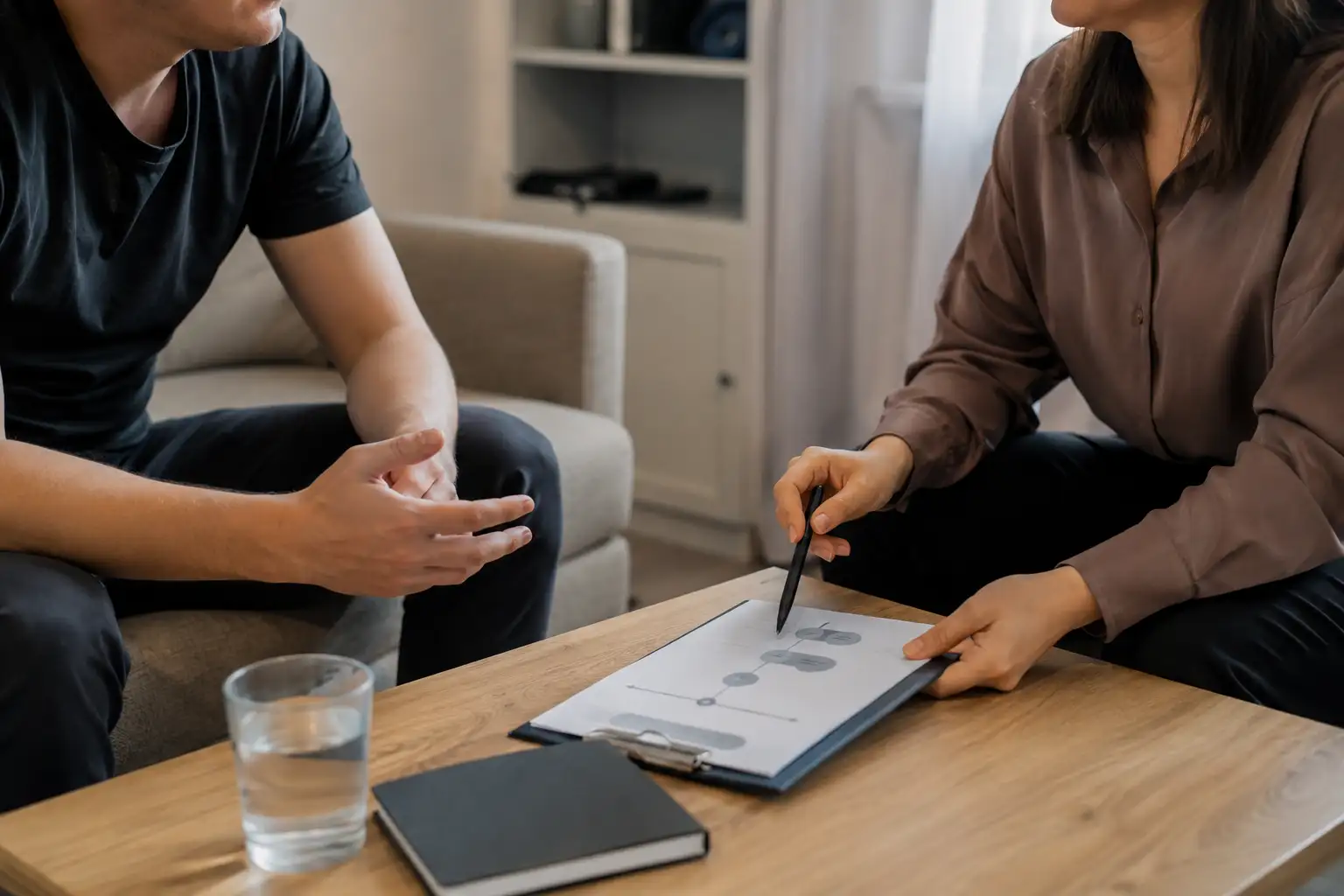 Специалист консультирует пациента по теме зависимости от ставок на спорт